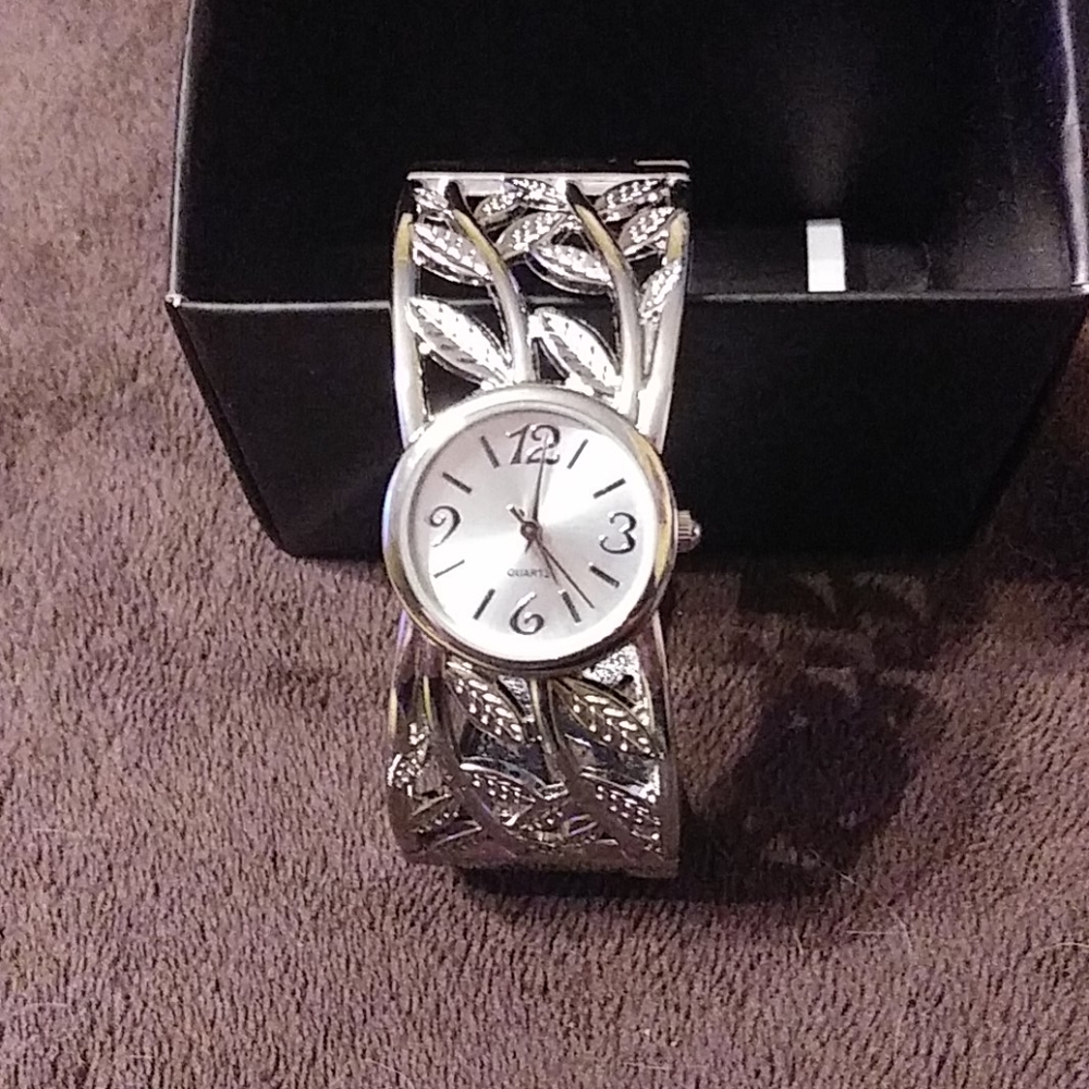 New Avon Silver Woman's Bracelet Watch